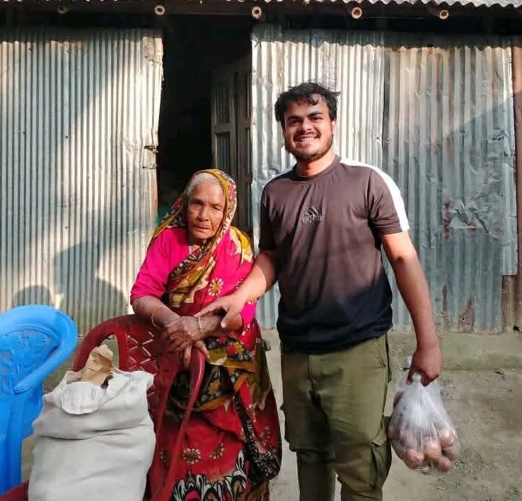 নিজ অর্থায়নে অসহায়দের সহায়তা করছেন বেরোবি শিক্ষার্থী আবীর