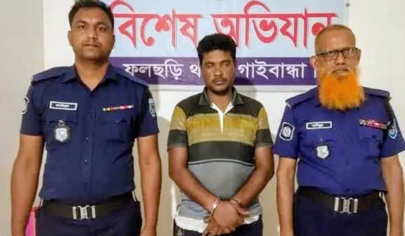 "পণ্য বিক্রির আগেই পুলিশ! গাইবান্ধায় ইয়াবাসহ ধরা মাদক কারবারি ফিরোজ।"