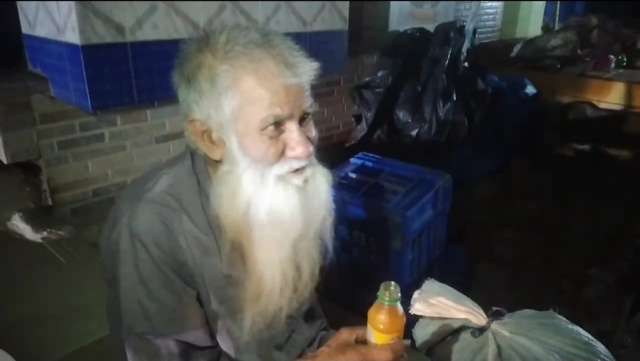 হিলিতে ৯০ বছরের বৃদ্ধার ঠাই হয়েছে রাস্তার পাশে, দেখার কেউ নেই