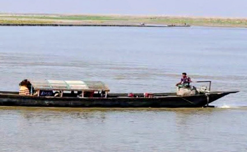 নদীবক্ষে দুর্ধর্ষ ডাকাতি, চলন্ত নৌকায় কুড়ালের মুখে ৭ লাখ টাকা লুট