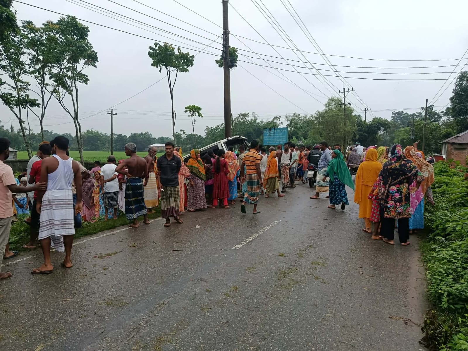 নীলফামারীতে সড়ক দুর্ঘটনায় নিহত ২, বর-কনেসহ আহত ১২