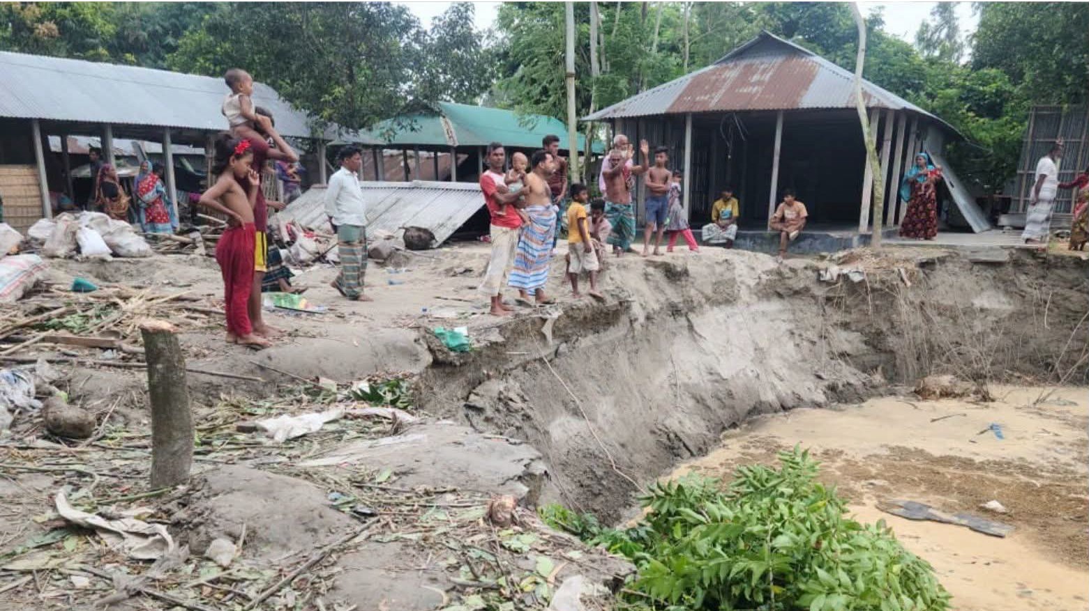 গাইবান্ধায় তিস্তার ভয়াল থাবা: ২৪ ঘণ্টায় বিলীন ৫০ বসতভিটা, হুমকিতে স্কুল