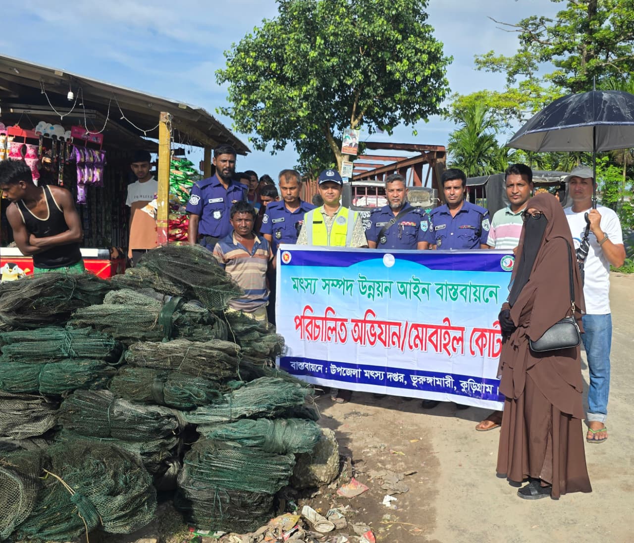 ভূরুঙ্গামারীতে দুধকুমার নদে দিনভর পুলিশি অভিযানে জব্দ ৫০টির বেশি নিষিদ্ধ চায়না জাল