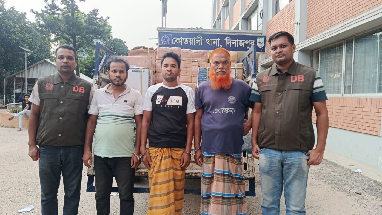 দিনাজপুরে ডিবির অভিযানে ১৫ হাজার ৫৭৬ বোতল অবৈধ যৌন উত্তেজক সিরাপ উদ্ধার, গ্রেপ্তার ৩