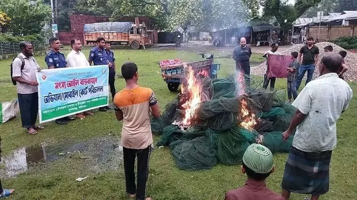 সুন্দরগঞ্জে দেশীয় মাছ সংরক্ষণে অভিযান, পুড়িয়ে ধ্বংস ৩ হাজার ফুট চায়না দুয়ারি জাল