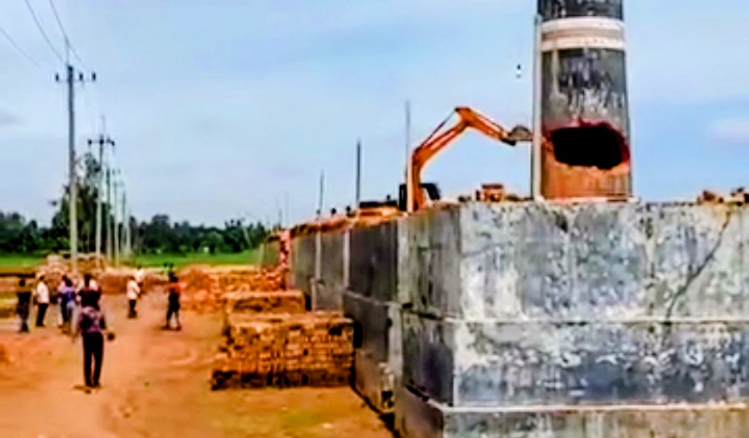 আদালতের নির্দেশে গাইবান্ধায় গুঁড়িয়ে দেওয়া হলো ২ ইটভাটা