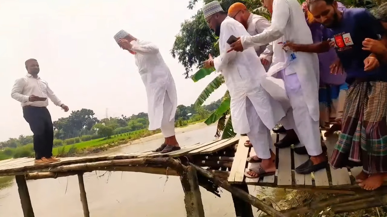কাঠের সাঁকো ভেঙে নদীতে জামায়াত নেতারা, রক্ষা পেলেন এমপি