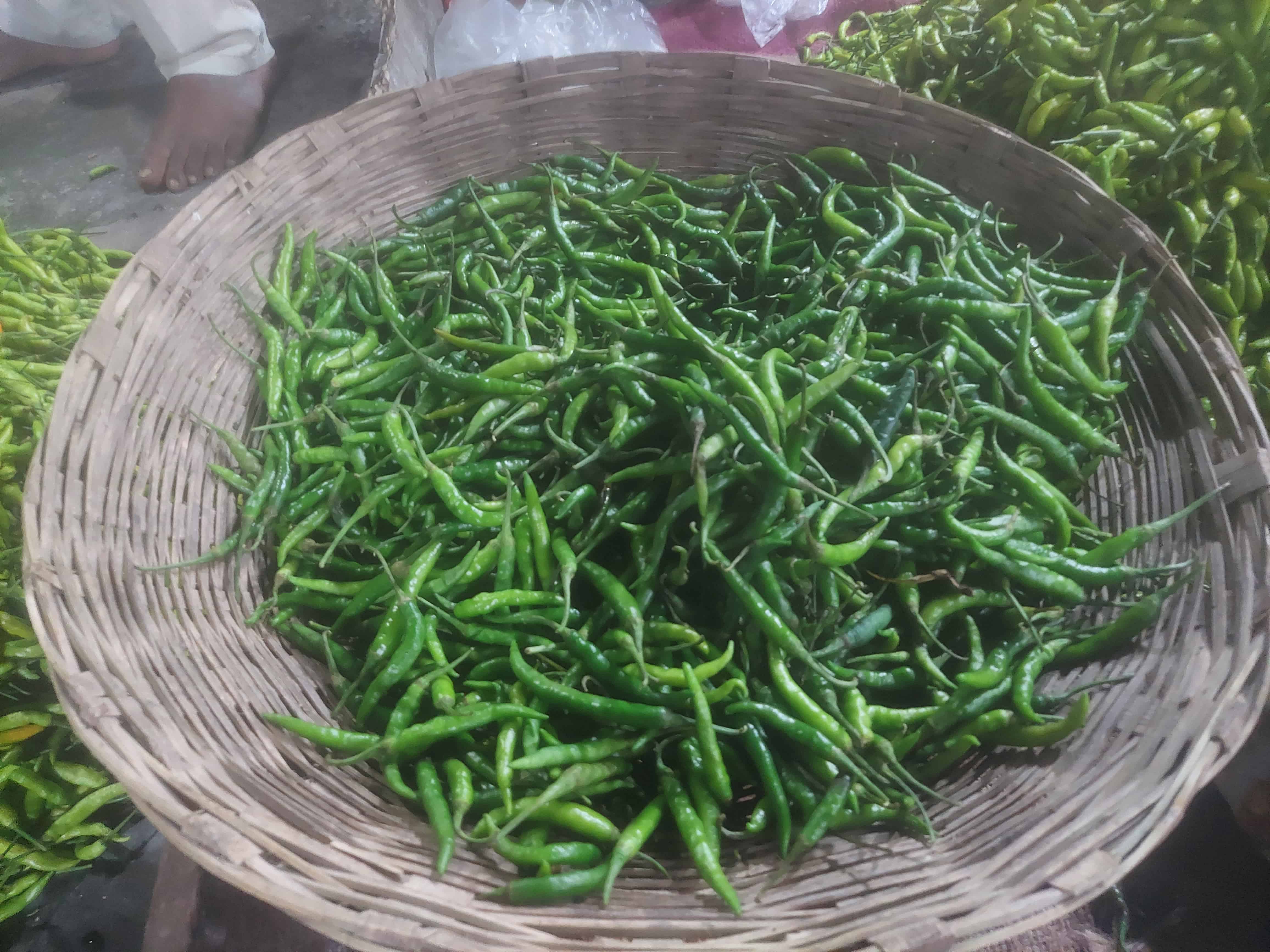 হিলিতে কমেছে কাঁচামরিচের দাম, কেজি ৬০ টাকা