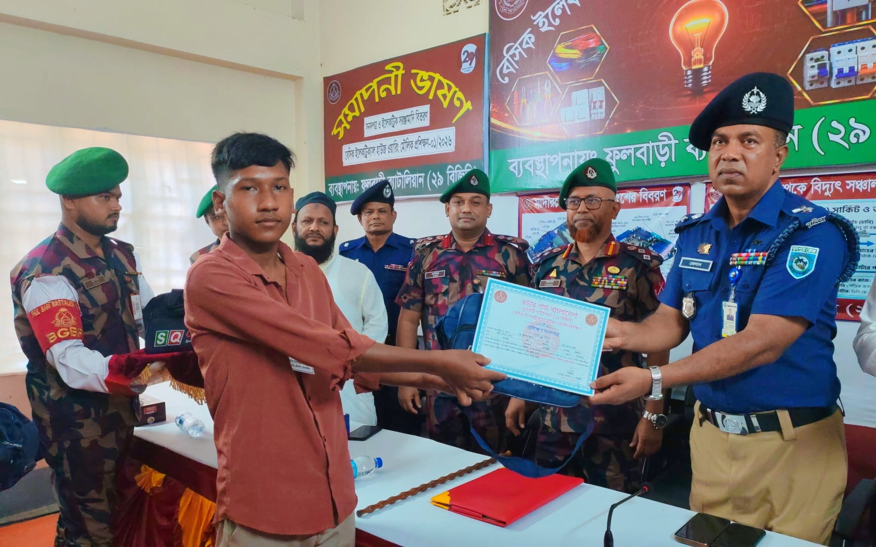 দিনাজপুরে ২৯ বিজিবি'র উদ্যোগে ১৫ জন যুবক পেল ইলেকট্রিক্যাল প্রশিক্ষণ, টুলস ও সনদপত্র