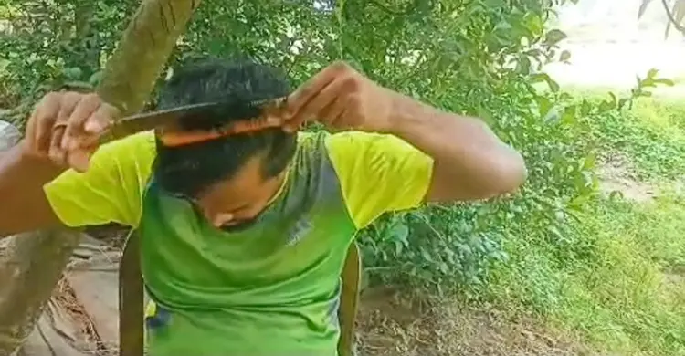 একদিনের জেদ থেকে ১৭ বছরের অভ্যাস, নিজের চুল নিজেই কাটেন বেরোবির মুজাহিদুল