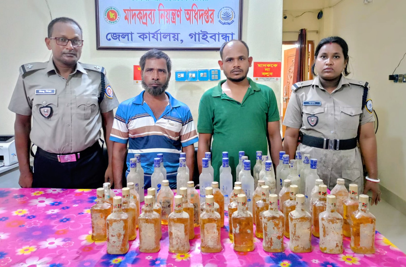 মুরগীর খামারে মাদকের আস্তানা : গাইবান্ধায় মাদকসহ দুই কারবারি আটক