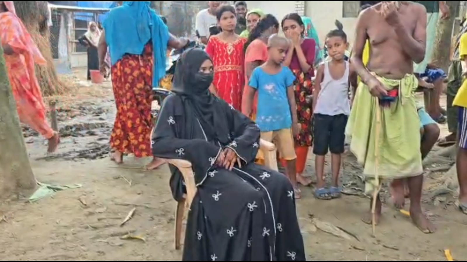 বিয়ের দাবিতে কিশোরীর অনশন, দুই দিনেও মেলেনি সুরাহা ছেলের বাড়ির সামনে অবস্থান, বিএনপি নেতার বিরুদ্ধে টাকা নিয়ে মীমাংসার চেষ্টার অভিযোগ