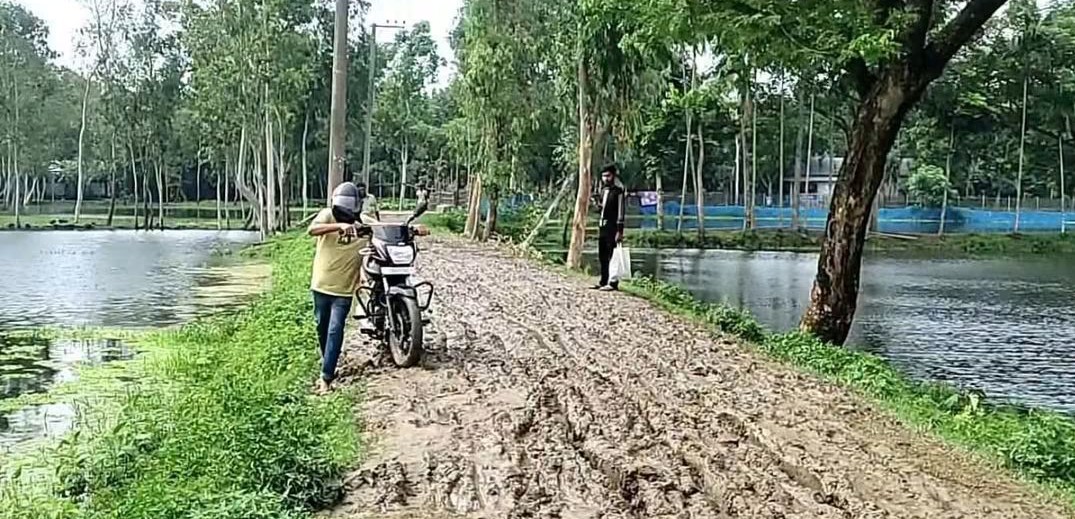 গাইবান্ধায় ৩৮৫১ কিমি কাঁচা সড়ক : বারো মাসে দুর্ভোগের চিত্র