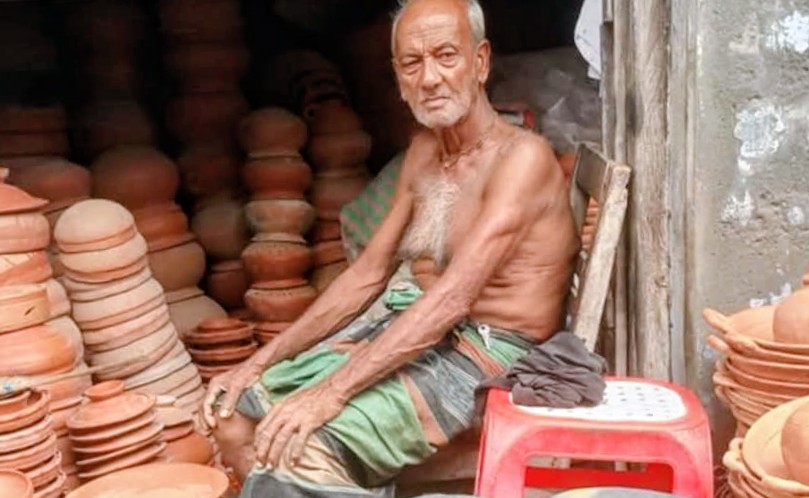 রঙ হারাচ্ছে কুমারপাড়া : অস্তিত্ব সংকটে গাইবান্ধার ঐতিহ্যবাহী মাটির শিল্প