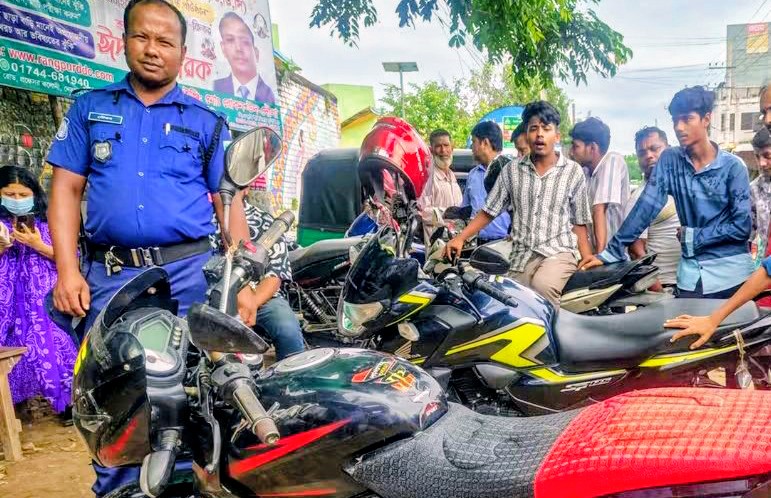 তেলের ট্যাংক নয়, গাঁজার আড়ত! বাইক ফেলে পালালো মাদক ব্যবসায়ী