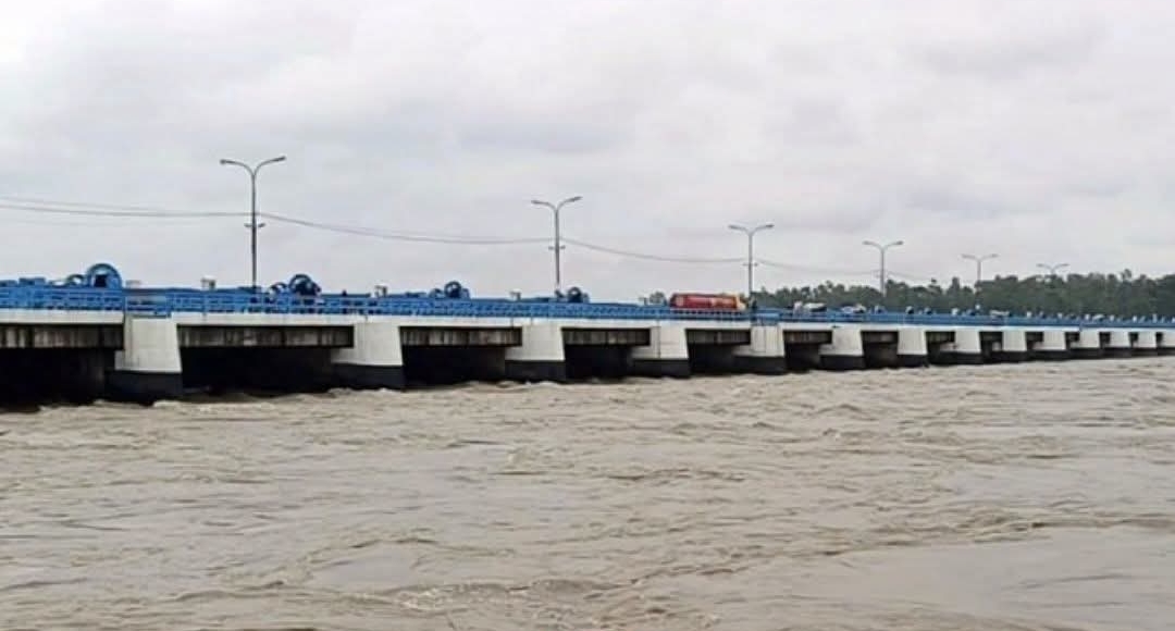 তিস্তা পাড়ে ফের বন্যার আতঙ্ক: বিপৎসীমার খুব কাছাকাছি নদীর পানি