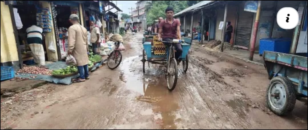ঘোড়াঘাটের রাণীগঞ্জ বাজার মন্দির থেকে নুনদহঘাট সড়কের বেহাল দশা,দ্রুত নির্মাণের দাবী।