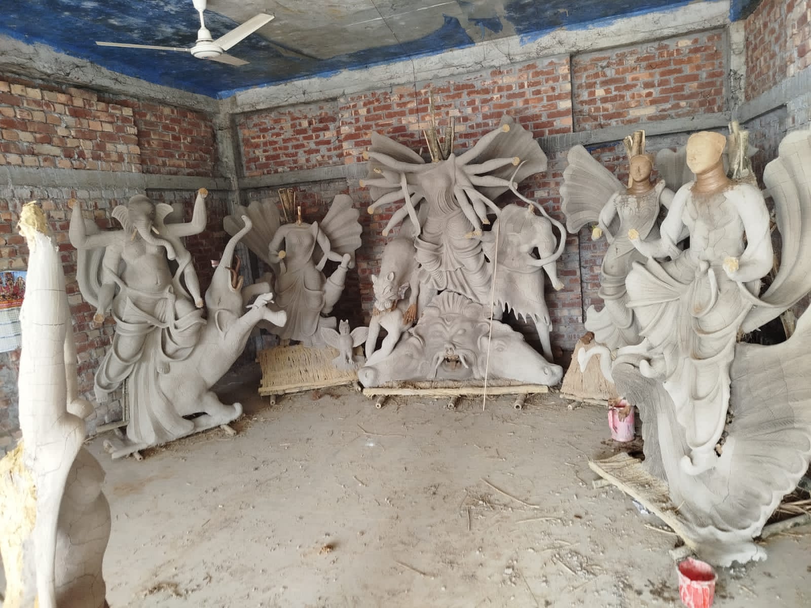 ঘোড়াঘাটে ৩৬টি পূজা মণ্ডপে শারদীয় দুর্গোৎসব ব্যস্ত প্রতিমাশিল্পীরা