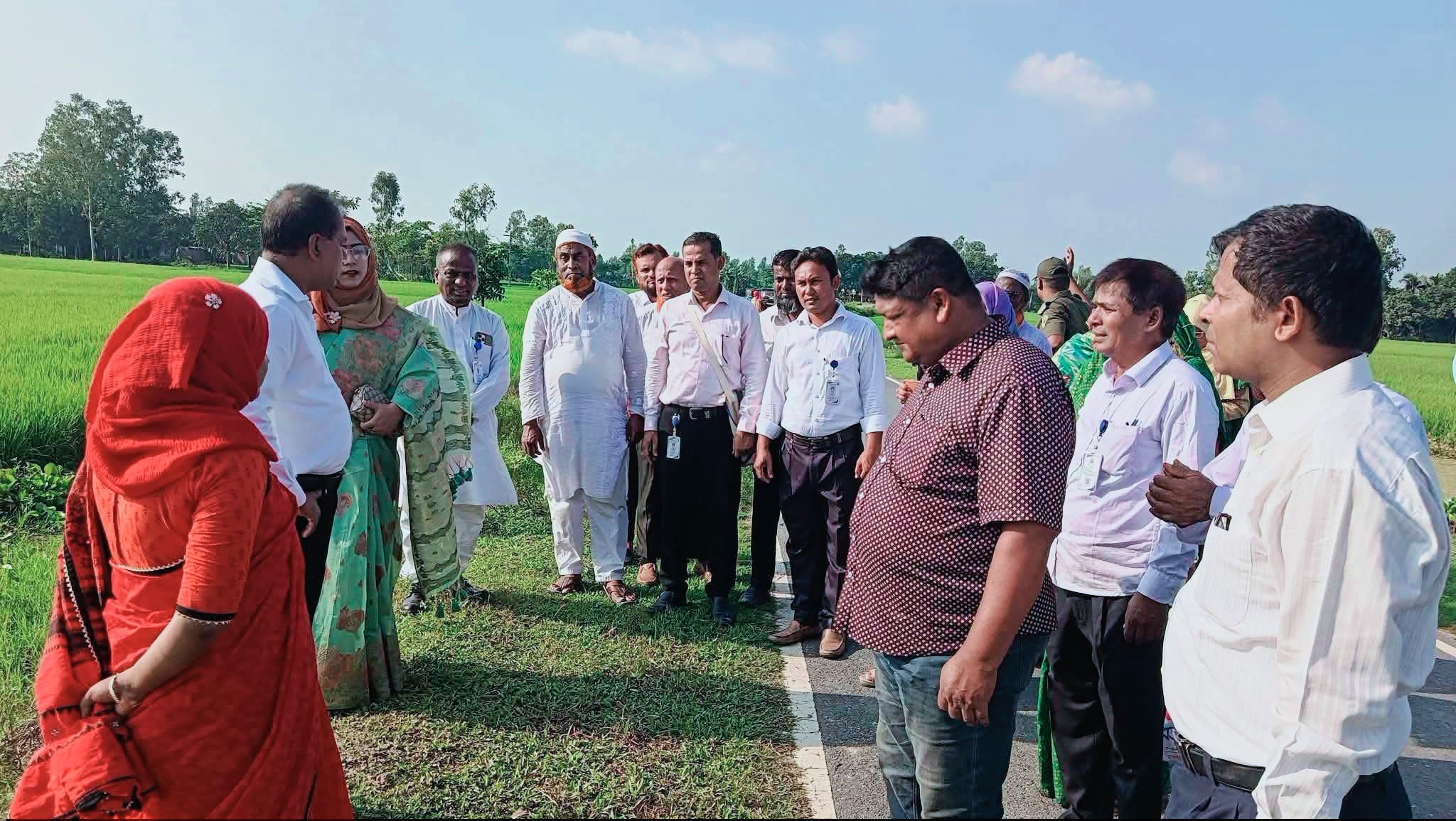চিরিরবন্দরে বজ্রপাত রোধ ও জলবায়ু পরিবর্তনজনিত ঝুঁকি নিরসন এবং রাস্তার সৌন্দর্য বর্ধনে তাল বীজ রোপন।