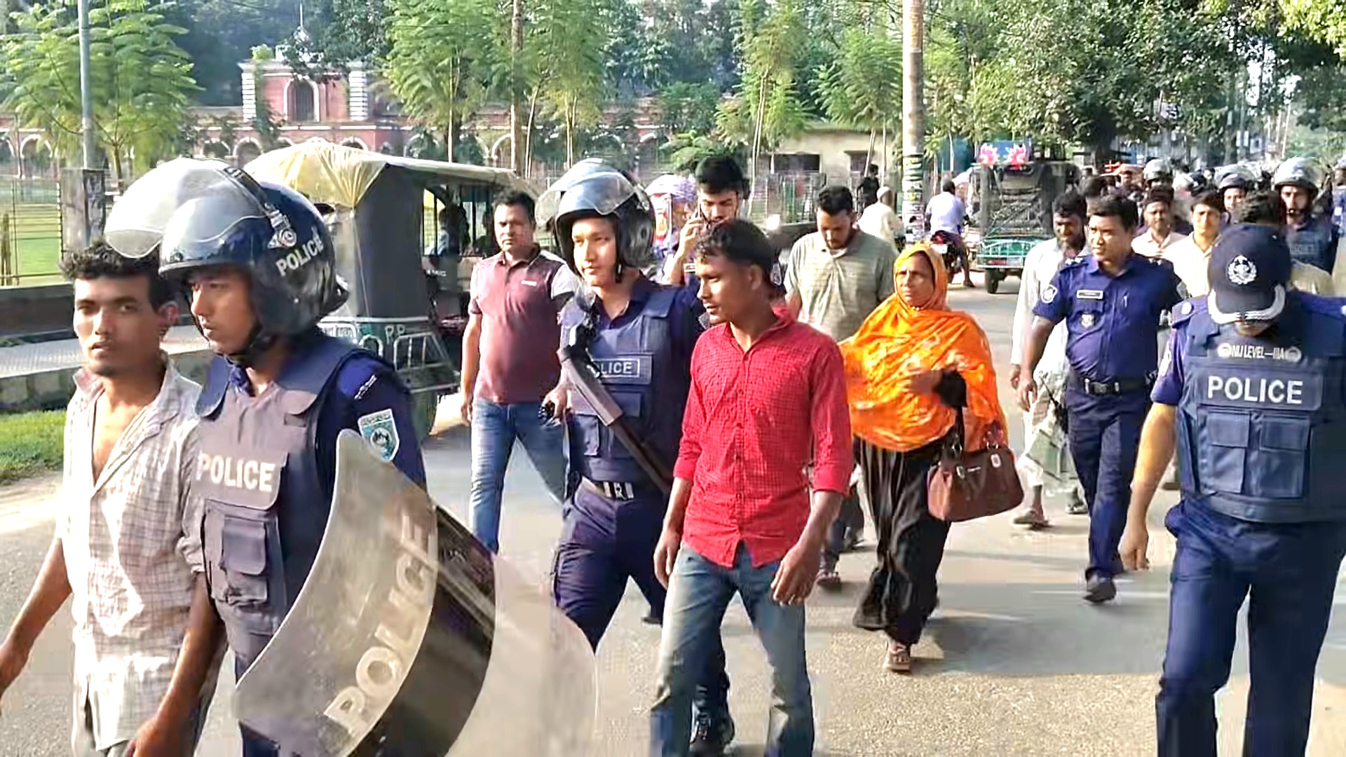 নীলফামারীতে মাদক মামলার আসামিকে ছাড়াতে এসপি কার্যালয়ে ঘেরাও, আটক একাধিক