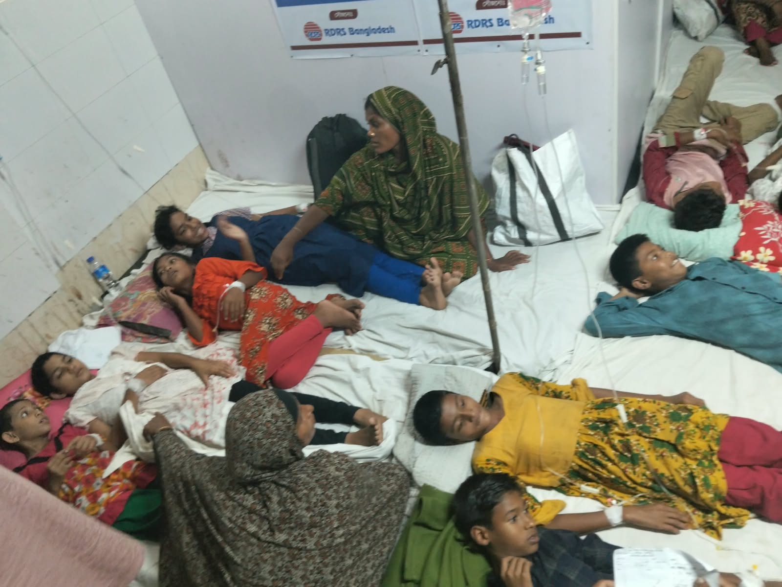 পঞ্চগড়ের দেবীগঞ্জে স্কুল ফিডিংয়ের দুধ পান করে ১৭ শিক্ষার্থী অসুস্থ।