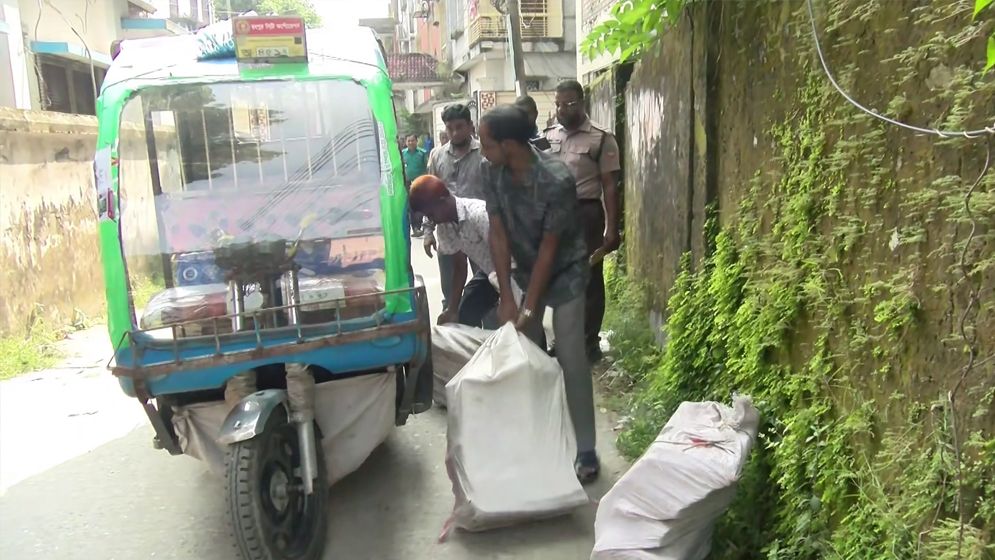 রংপুর শিক্ষা অফিস থেকে চার বস্তা নথি সরানোর চেষ্টা, স্থানীয়দের বাধায় আটক