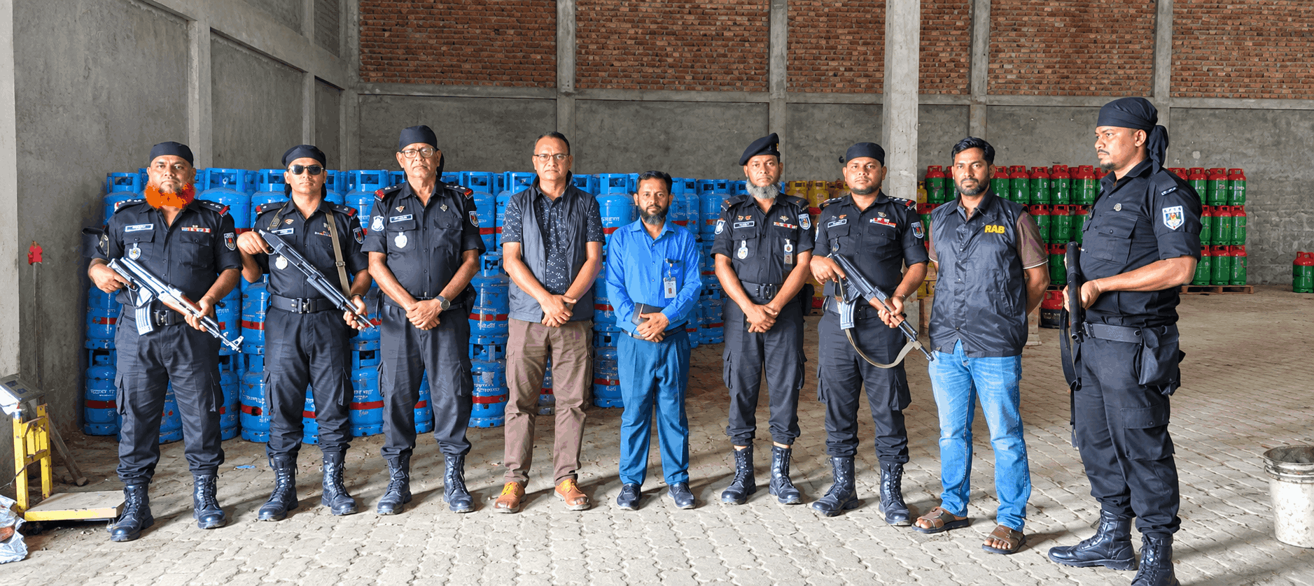 পার্বতীপুরে এলপিজির বাড়তি দাম, দুই প্রতিষ্ঠানকে ১ লাখ টাকা জরিমানা