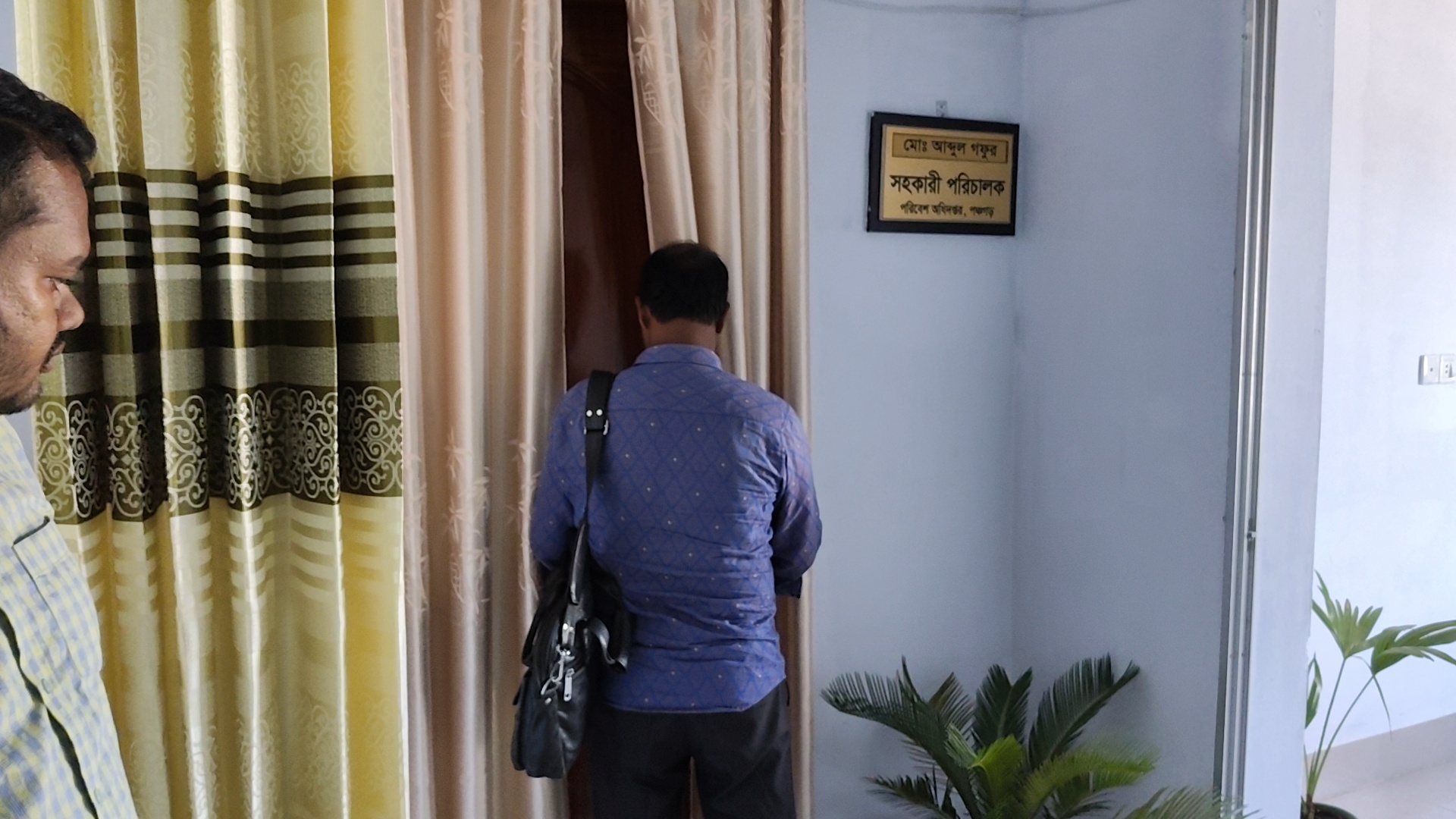 পঞ্চগড়ে সকাল ৯:৫০টায়ও তালাবদ্ধ পরিবেশ অধিদপ্তরের সহকারী পরিচালকের কক্ষ, অভিযোগ অস্বীকার