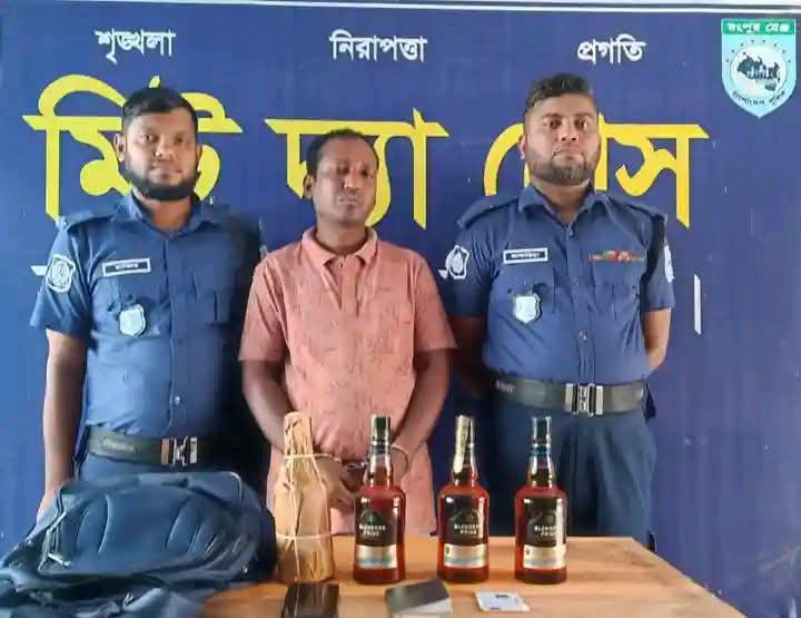 হাকিমপুরে মদসহ আটক ভারতীয় নাগরিক, উদ্ধার ৪ বোতল