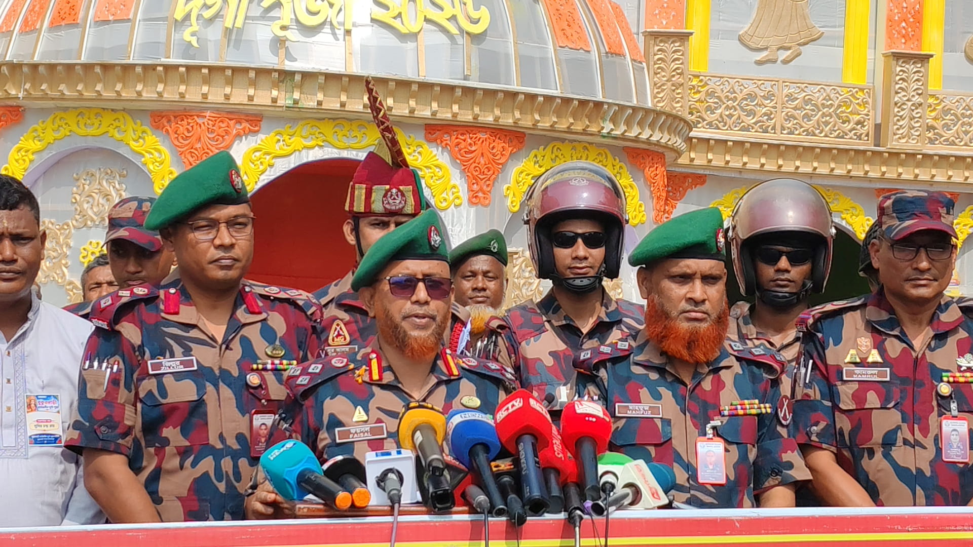 দিনাজপুরে ধুকুরঝাড়ি দুর্গামণ্ডপ পরিদর্শনে বিজিবির ঊর্ধ্বতন কর্মকর্তারা