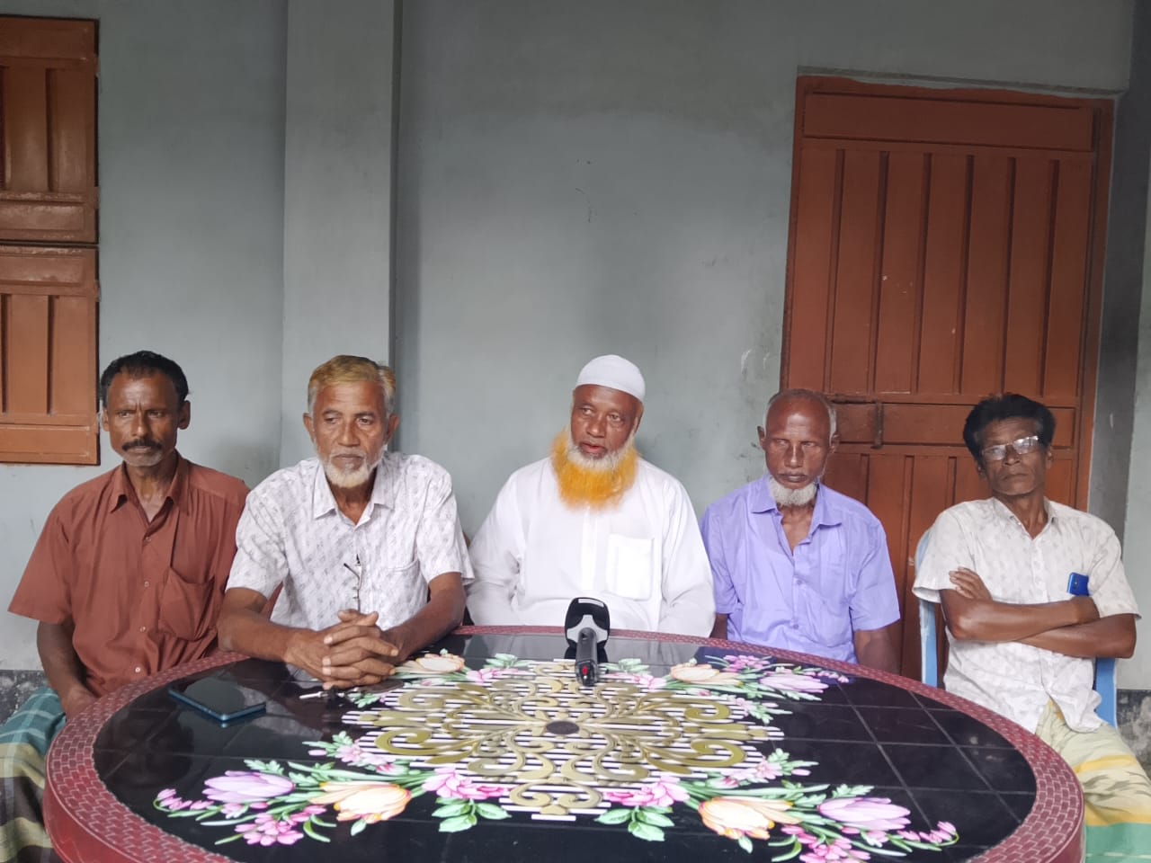 পীরগাছায় ভূমি কর্মকর্তার বিরুদ্ধে অর্থের বিনিময়ে প্রতিবেদন দেওয়ার অভিযোগে সংবাদ সম্মেলন