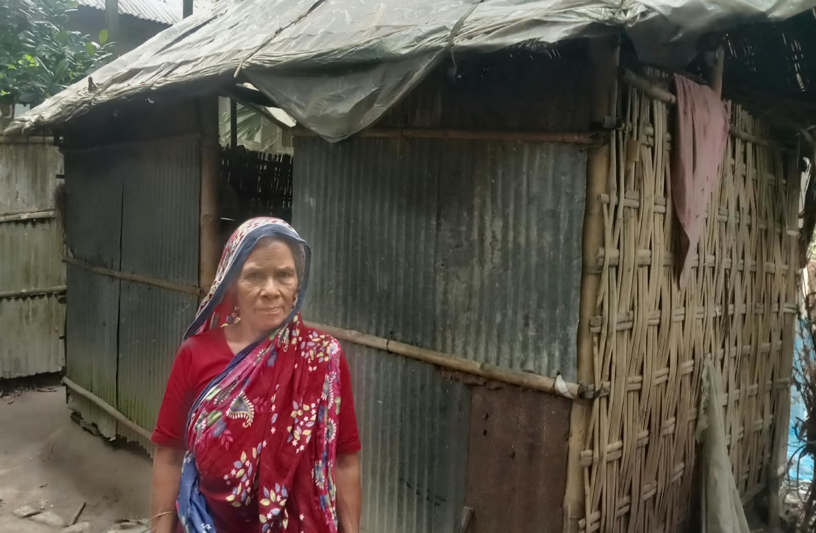 নাগেশ্বরীতে নিঃসন্তান বিধবা দুখাতির দু’বেলা খাবার জোটে না থোজ রাখেন না স্থানীয় প্রশাসন