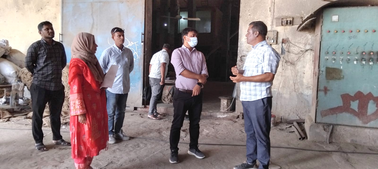 নীলফামারীতে অটো রাইস মিলের ছাইয়ে পরিবেশ দূষণ, ২০ হাজার টাকা জরিমানা