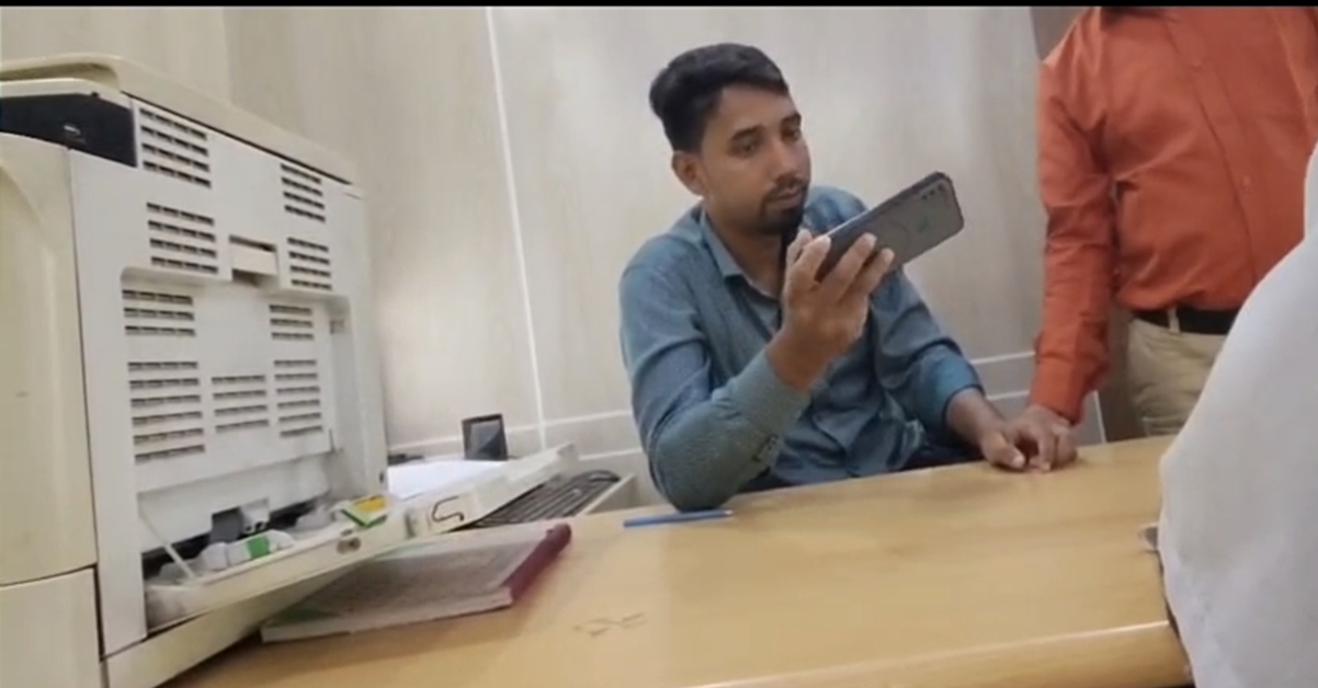 বোদা ভূমি অফিসে ঘুষ ছাড়া মেলে না সেবা! কর্মচারীদের ঘুষ লেনদেনের ভিডিও ভাইরাল