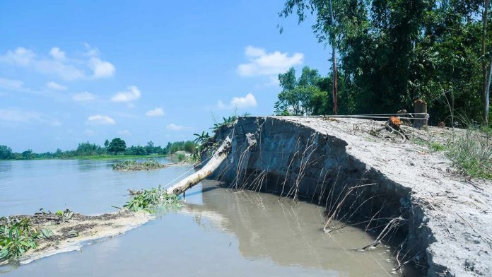 মরণের তিস্তার ভাঙন শুরু হইছে, কেউ আসি দেখিল না