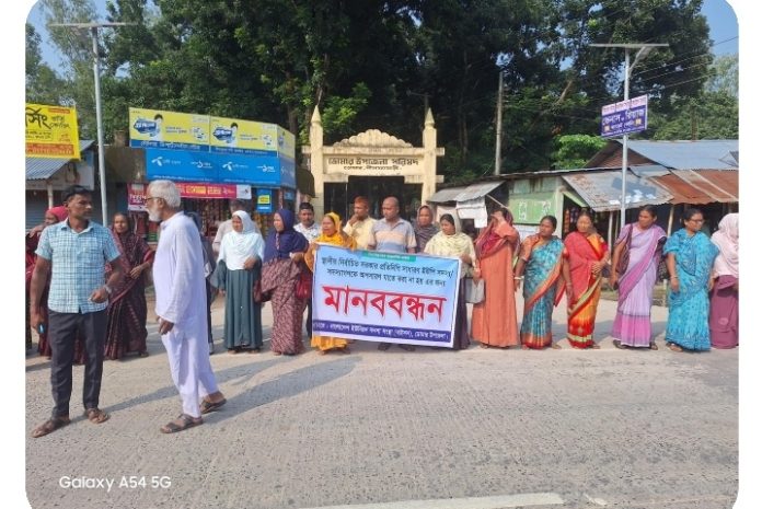 ইউপি সদস্যদের অপসারন না করার দাবীতে ডোমারে মানববন্ধন ও স্মারকলিপি প্রদান