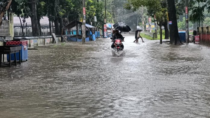 কুড়িগ্রামে ১৫৭ মিলিমিটার বৃষ্টিপাত রেকর্ড, দুর্ভোগে মানুষ