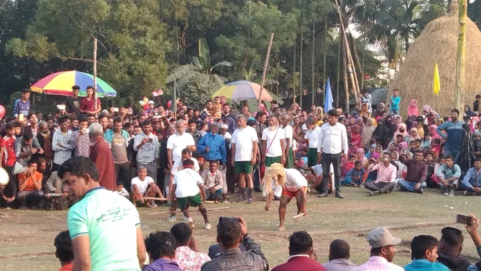 ঐতিহ্যবাহী গ্রামীণ খেলা দেখতে সব বয়সী মানুষের ঢল