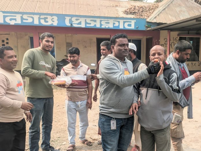 বীরগঞ্জে ইউএনও'র বদলিতে মিষ্টি বিতরণ