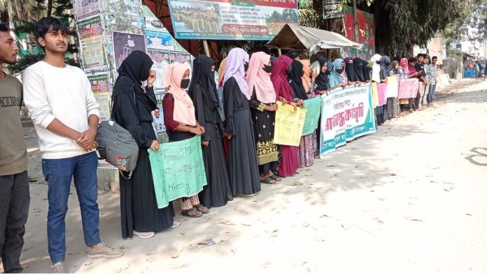 সারাদেশে ধর্ষণ ও নারী নির্যাতনের প্রতিবাদে রৌমারীতে মানববন্ধন