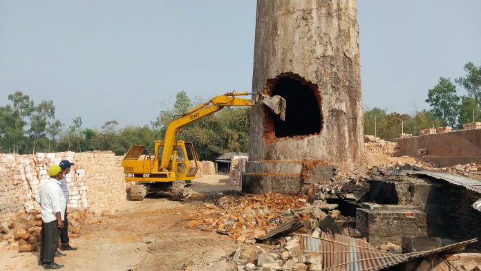 ফুলবাড়ীতে অবৈধ ইটভাটা গুড়িয়ে দিল প্রশাসন