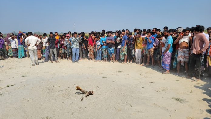 ফুলবাড়ীতে ধরলা নদীর চরে অজ্ঞাত মরদেহের সন্ধান